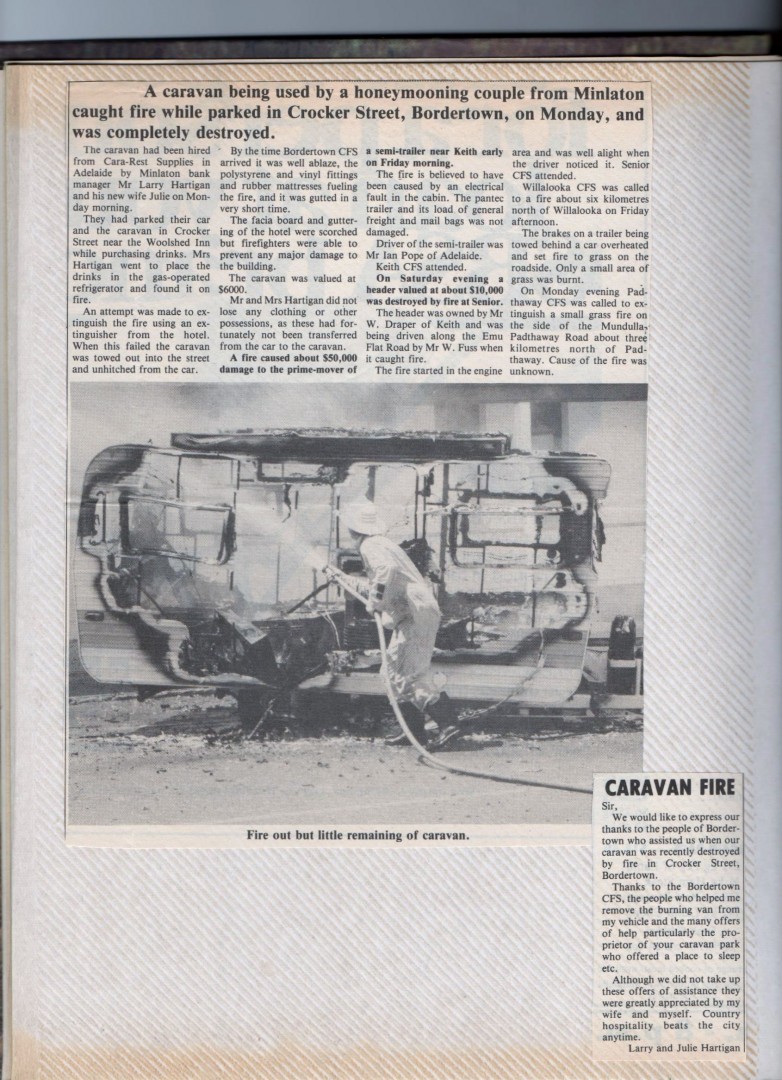 Caravan burnt at Bordertown S.A 002.jpg