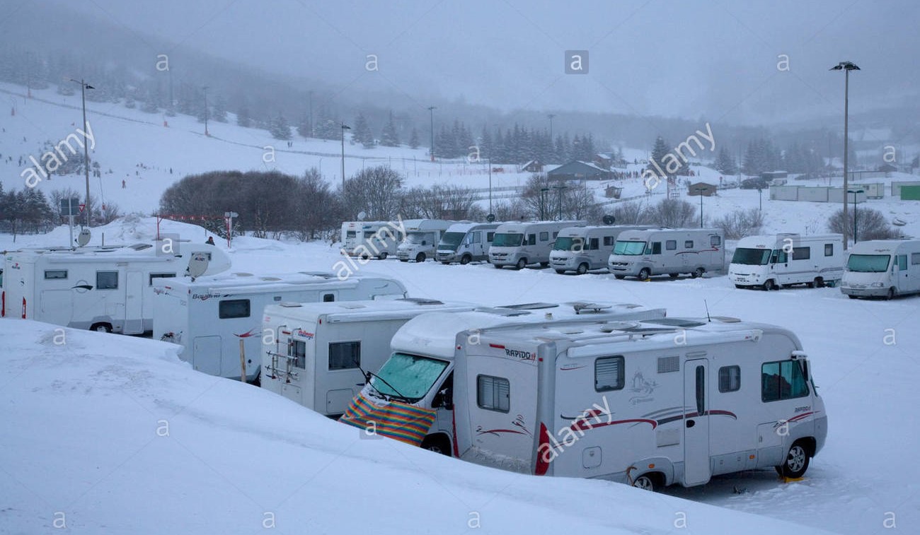 r-v-motorhomes-in-caravan-park-in-winter-snow-super-bessele-massif-B7N994.jpg